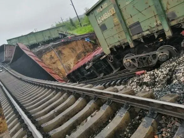В России с рельсов сошли 11 вагонов грузового поезда
