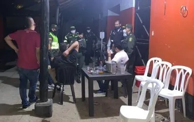 Полиция Колумбии задержала более 50 человек на вечеринке за нарушение карантина