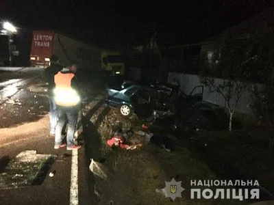 На Закарпатье пьяный водитель "ВАЗа" влетел в грузовик, один человек погиб