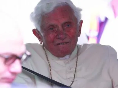 Бенедикт XVI заболел после поездки в Германию