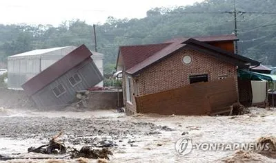 У Південній Кореї через сильні дощі шість людей загинули і вісім пропали безвісти