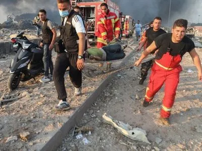 В результате взрыва в Бейруте погибли не менее 10 человек, сотни пострадавших