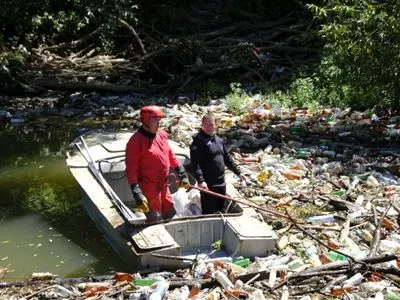 Реку на Закарпатье уже шесть дней расчищают от мусорных пробок