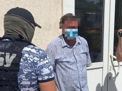 Служащего Киевской обладминистрации задержали во время получения 200 тыс. грн взятки