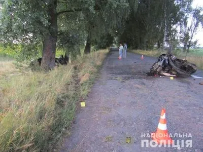 На Чернігівщині легковик зіткнувся з деревом, загинуло двоє людей