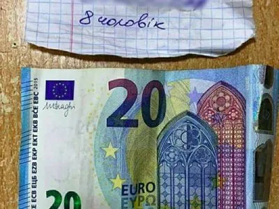 На Закарпатье водитель хотел проехать через границу без очередей с взяткой "2,5 евро за человека"