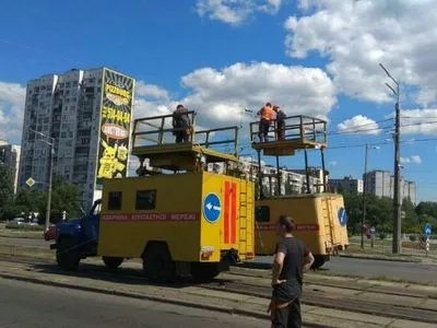 В Киеве экскаватор коммунальщиков въехал в опору освещения