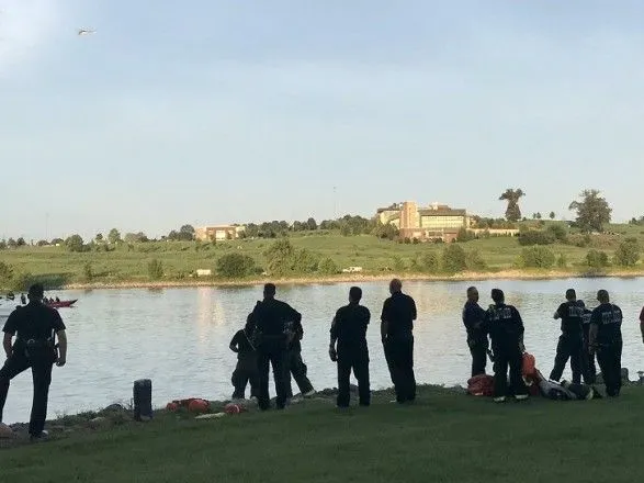 В США вертолет с пассажирами упал в реку