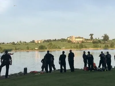 В США вертолет с пассажирами упал в реку