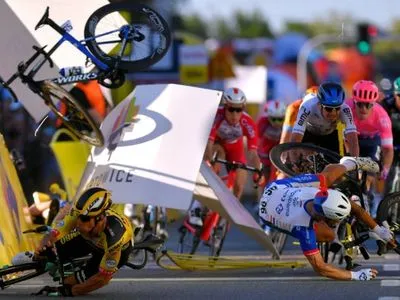 Во время велогонки "Тур Польши" произошло масштабное столкновение спортсменов: один из них в тяжелом состоянии