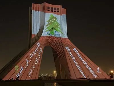 Вежу Азаді у Тегерані - підсвітили кольорами прапору Лівану у пам'ять жертв вибуху