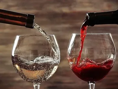 Кароокі vs блакитноокі: вчені розповіли, хто більше сприйнятливий до алкоголю
