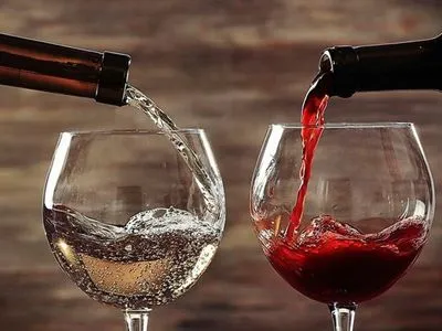 Кареглазые vs голубоглазые: Ученые рассказали, кто больше восприимчив к алкоголю