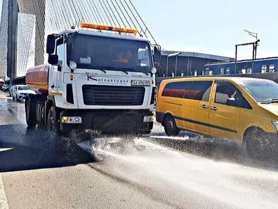 Жара в Киеве: на улицы вывели более полусотни поливомоечных машин