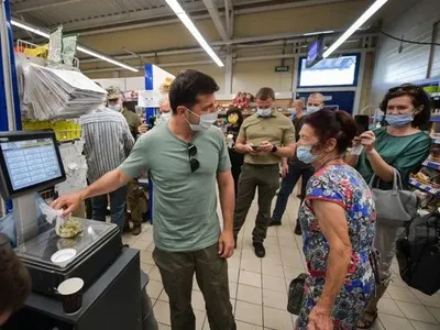 Зеленский посетил продуктовый магазин в Донецкой области: купил сладости и кофе