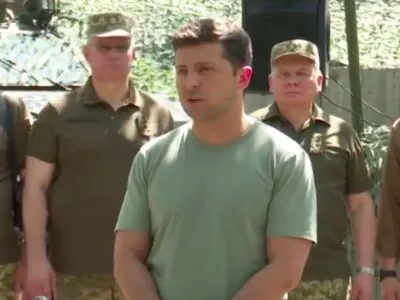Зеленский прибыл на Донбасс: принял участие в награждении военных