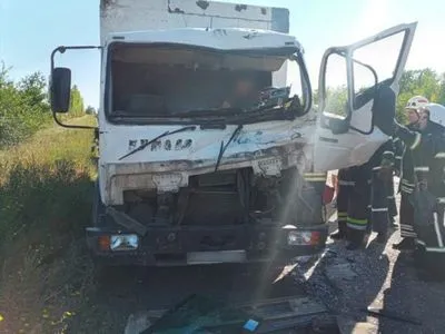 На трассе "Днепр - Николаев" столкнулись грузовик и легковушка