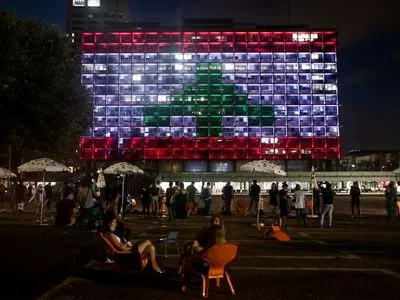Несмотря на конфликт государств: в Тель-Авиве мэрию города подсветили флагом Ливана - в память жертв взрыва