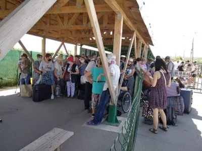 Из-за сбоя приложения "Дій вдома" более сотни человек не могут пересечь КПВВ на Донбассе