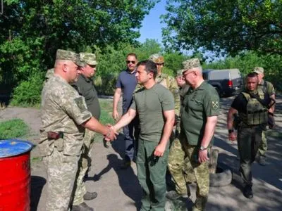 Зеленський запевнив, що на Донбасі "ніхто нічого не збирається здавати"