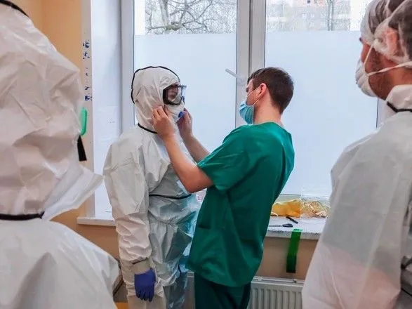 С начала пандемии COVID-19 в Украине обнаружили у более чем 9 тыс. медиков