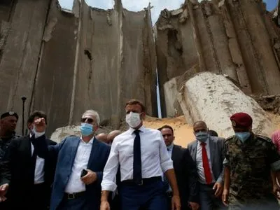 Взрыв в Ливане: Макрон объяснил свой визит в Бейрут "особой ответственностью Франции за судьбу" ливанцев