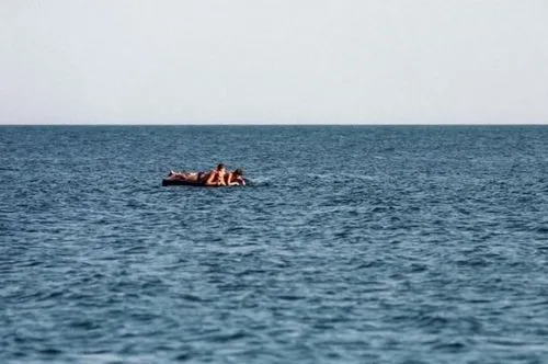 На Запоріжчині врятували жінок, яких надувний матрац виніс у відкрите море