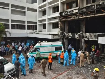 В індійському центрі лікування хворих на COVID-19 під час пожежі загинуло щонайменше 10 людей