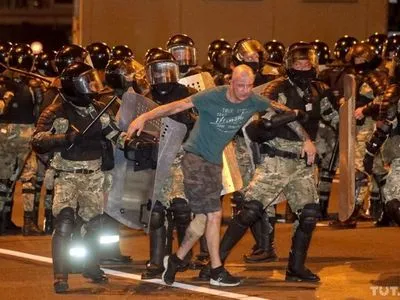 Протести у Білорусі після виборів: Тихановська закликала силовиків зупинити насильство
