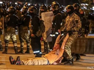 Протести після виборів у Білорусі: людей затримують, використовують світлошумові гранати, водомети