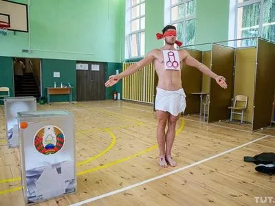 Фалічний символ і розп'яття: на виборчій дільниці у Мінську влаштували мистецьку акцію