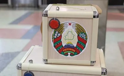 Вибори президента Білорусі: на дільниці в Пекіні виборцям видають молоко та березовий сік