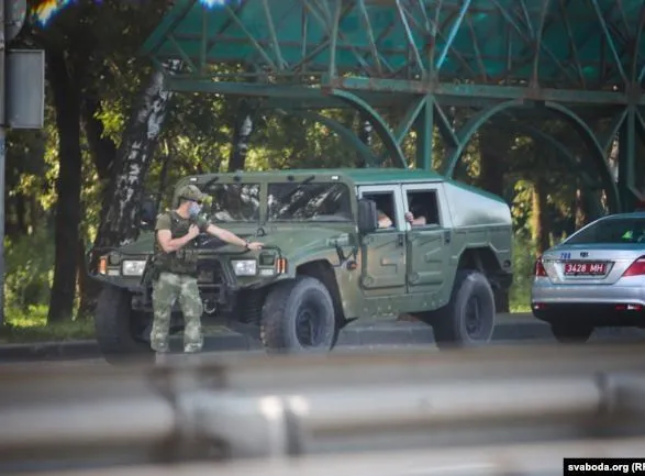 На въезд в Минск стянули ГАИ и военных с автоматами