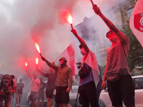 Під посольством Білорусі в Києві активісти запалили фаєри