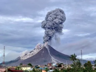 На Суматре вулкан Синабунг выбросил столб дыма и пепла на высоту в 5 км
