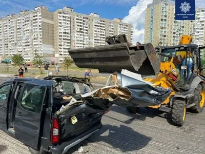 В Киеве произошло ДТП с экскаватором и легковушкой: есть травмированный