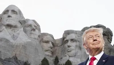 Трамп спростував повідомлення про бажання додати свій барельєф до меморіалу на горі Рашмор