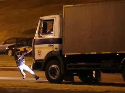 В сети появилось видео наезда автоазака на человека во время протестов в Минске