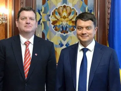 Разумков обсудил с послом визит президента Латвии в Украину