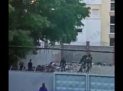 "Ведут себя как со скотом": в Минске задержанные протестующие лежат "штабелями" на земле в отделении милиции