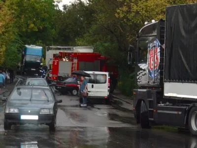 У Дніпрі вантажівка зіштовхнулась з маршрутним автобусом: постраждало 10 людей