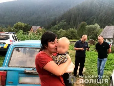 На Буковине нашли пропавшего малыша за несколько километров от дома