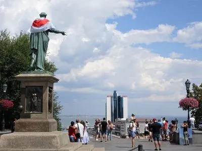 В Одесі пам'ятник Дюку прикрасили білоруським прапором