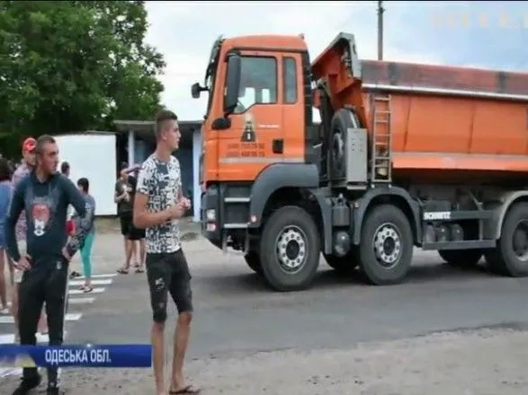 Жители Одесской области перекрыли дорогу зерновозам
