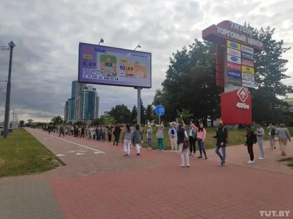 На улицах Минска замечены колонны людей и военная техника