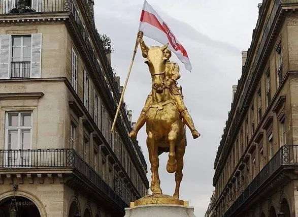 Пам’ятник Жанні д’Арк в Парижі прикрасили білоруським прапором