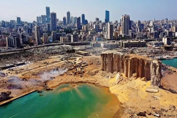 Порт Бейрута частично возобновляет работу после мощного взрыва