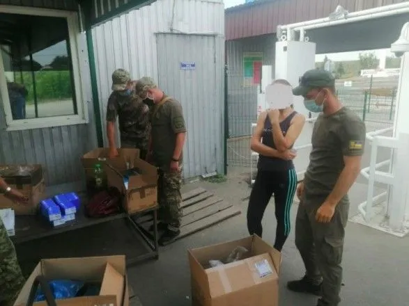 На Донбасі жінка намагалась пронести на окуповану територію гаджетів на понад 400 тис. гривень