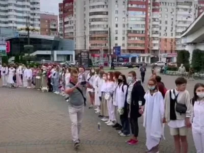 У Білорусі 250 "дівчат у білому" вийшли на акцію проти насильства над демонстрантами