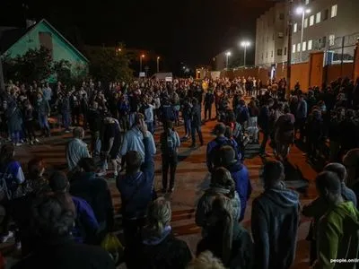 Протести в Білорусі: у Мінську почали масово відпускати затриманих, стали відомі деталі знущань